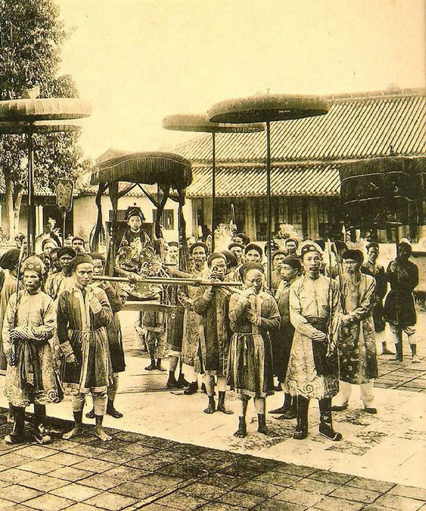 Lễ đăng quang của vua Duy Tân trên sân điện Cần Chánh, Hoàng thành Huế ngày 5/9/1907. Lúc này vua mới 7 tuổi.