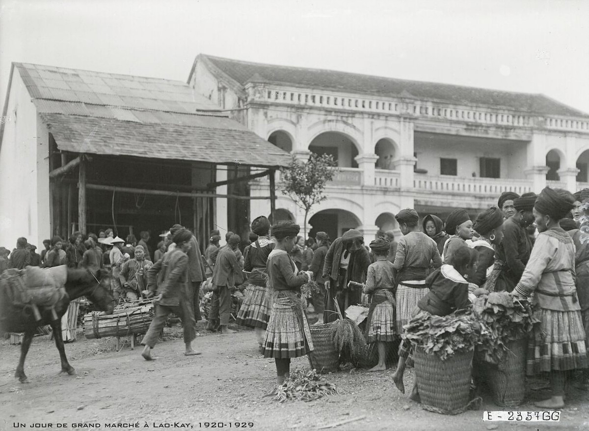 Khung cảnh nhộn nhịp ở chợ  Lào Cai thập niên  1920.