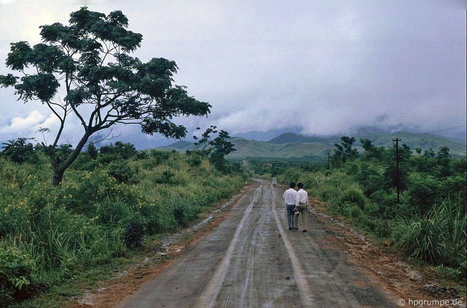 Đường tới  Khe Sanh, Quảng Trị năm 1992. Loạt ảnh do nhiếp ảnh gia Đức Hans-Peter Grumpe thực hiện.