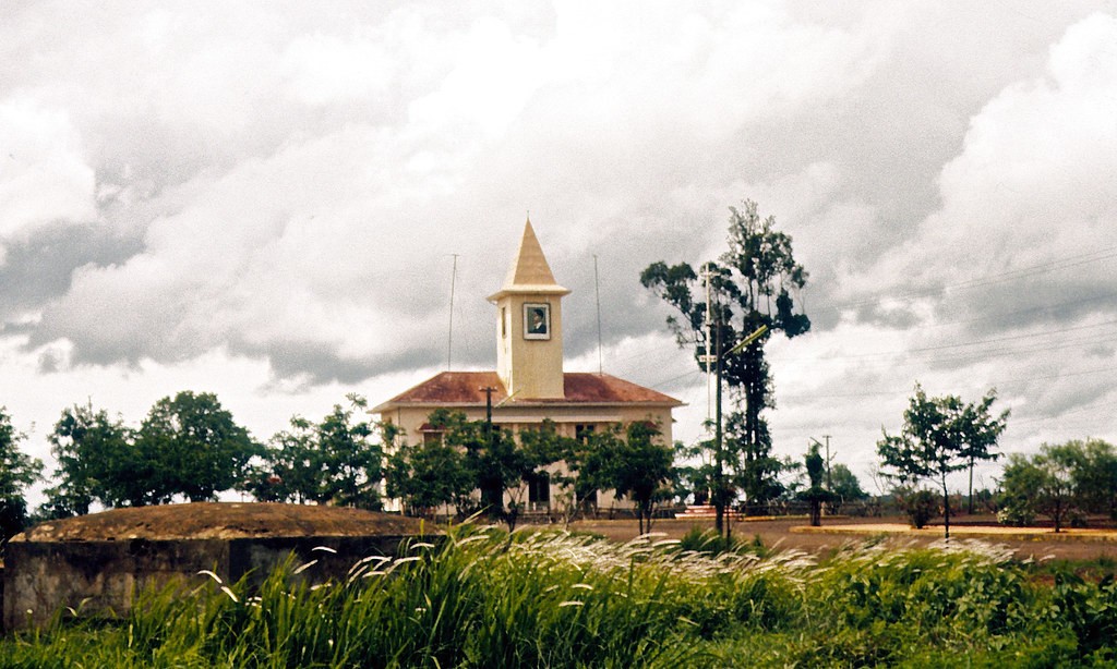 Tòa Hành chính của  thị xã Phước Long năm 1963. Ảnh: Smugmug.com.