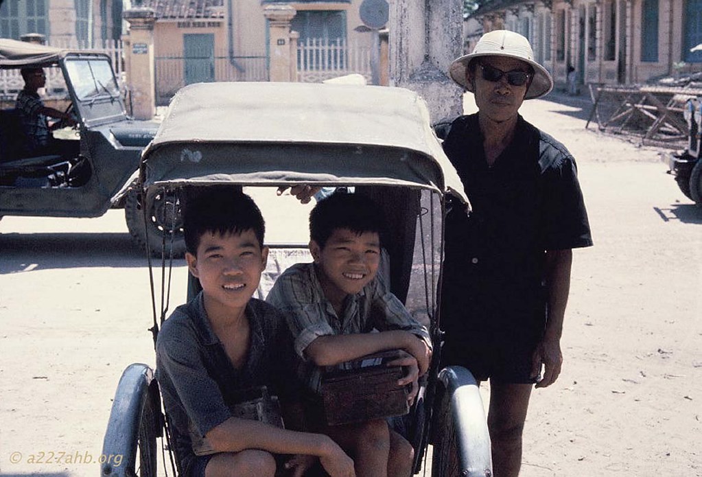 Hai chú bé trên xe xích lô, Phan Thiết năm 1967.