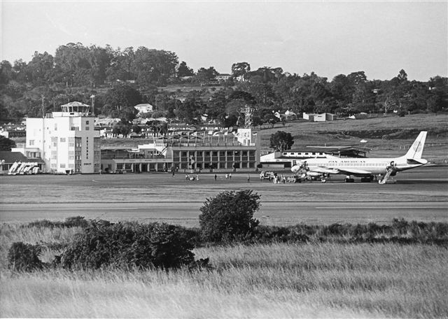 Ngày 27/6/1976, một chuyến bay của hãng Air France bị không tặc trên đường bay từ Tel Aviv (Israel) đến Paris (Pháp). Bọn khủng bố bắt các phi công hạ cánh xuống sân bay Entebbe, Uganda. Chúng bắt hơn 1.000 hành khách người Do Thái làm con tin tại một tòa nhà của sân bay và thả những người khác.