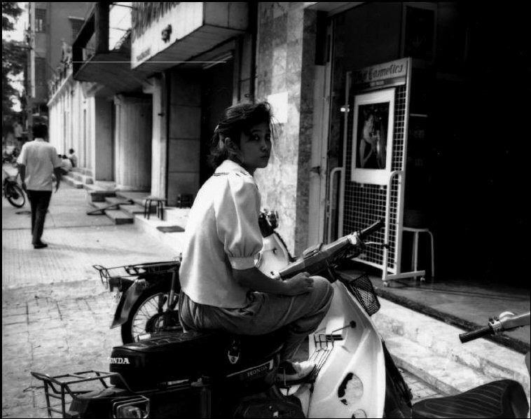 Một cô gái ngồi trên chiếc Honda Cub 82 ở TP HCM,  Việt Nam năm 1992. Ảnh: Raymond Depardon/ Magnum Photos.