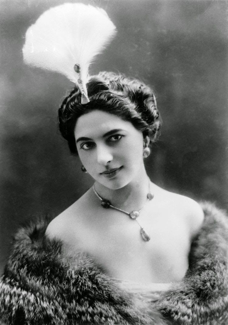 Trong lịch sử ngành tính báo thế giới, Mata Hari (1876-1917) được mệnh danh là  nữ điệp viên quyến rũ nhất mọi thời đại. Tuy nhiên, trái ngược với vẻ đẹp rạng người, cuộc đời của bà đã kết thúc trong bóng đêm buồn thảm.