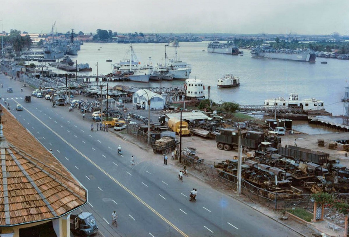 Toàn cảnh  bến Bạch Đằng nhìn từ trên cao, Sài Gòn năm 1965. Ảnh: John A. Hansen.