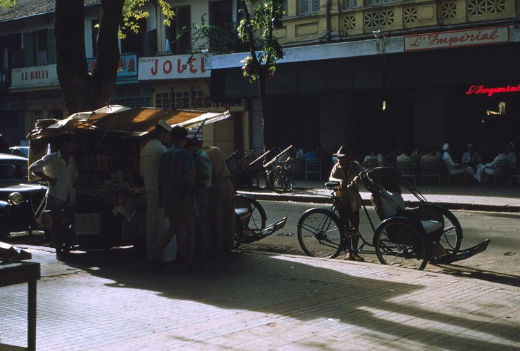 Quầy sách báo ở góc d'Ormay - Catinat (nay là Mạc Thị Bưởi - Đồng Khởi),  Sài Gòn năm 1954.