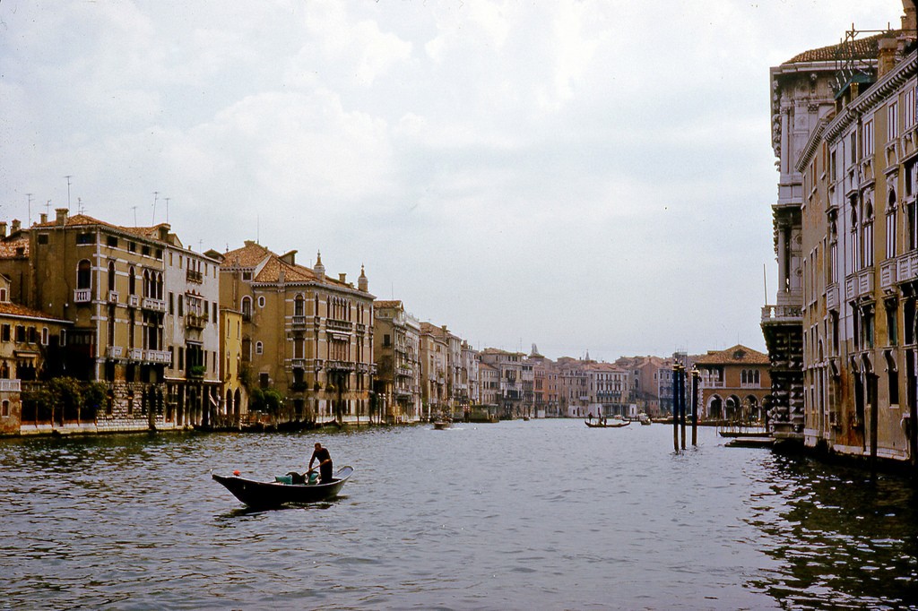 Trên kênh đào ở thành phố Venice,  Italia năm 1963.