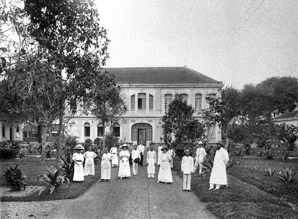 Bác sĩ và nhân viên Bệnh viện thị xã Chợ Lớn (Hôpital Municipal de Cholon) năm 1909, tiền thân của  Bệnh viện Chợ Rẫy ngày nay. Thành lập vào năm 1900, đây là một trong những cơ sở y tế của Pháp được thành lập sớm nhất ở Việt Nam.