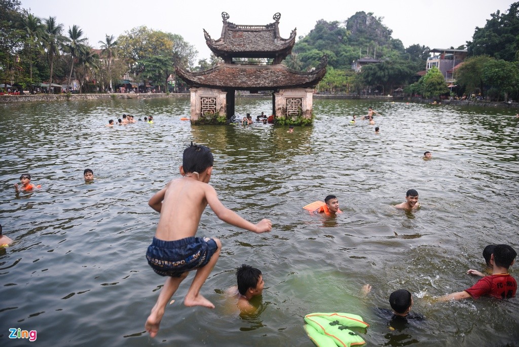 Cách trung tâm Hà Nội 20 km,  hồ Long Trì thuộc di tích lịch sử chùa Thầy (xã Sài Sơn, huyện Quốc Oai) là địa điểm tắm mát ngày hè của người dân địa phương.