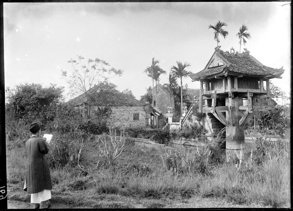  Chùa Một Cột ở Hà Nội năm 1898. Có lịch sử hình thành từ thời nhà Lý, chùa còn có tên khác là Diên Hựu tự hoặc Liên Hoa Đài, là một ngôi chùa có kiến trúc độc đáo bậc nhất Việt Nam.