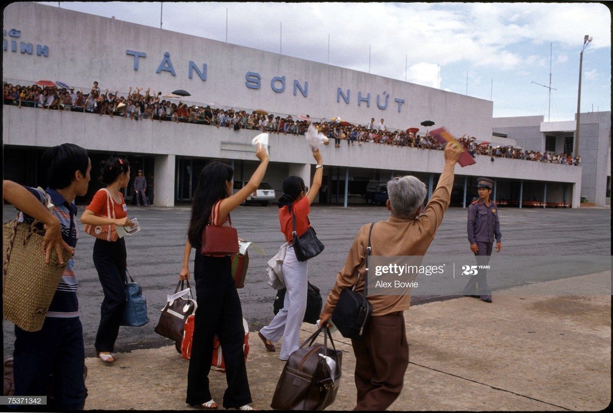 Những người di cư vẫy tay chào thân nhân tại sân bay Tân Sơn Nhất, TP HCM, trước khi lên máy bay sang Mỹ định cư theo chương trình ODP, ngày 7/4/1983.