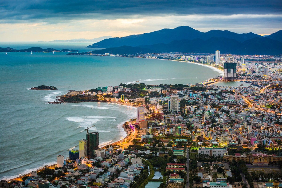 Một góc  thành phố biển Nha Trang nhìn từ trên cao. Ảnh: Andrey Orlov / 500px.com.