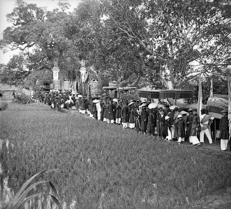 Thời điểm đám rước bắt đầu di chuyển qua cổng đền trong  lễ hội đền Voi Phục, Hà Nội năm 1928.