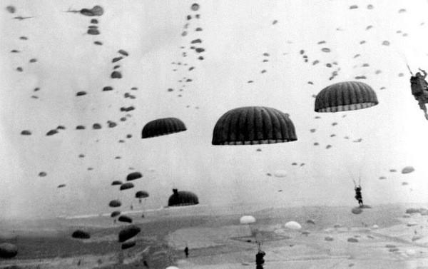  Chiến dịch “Market Garden”, còn gọi là Chiến dịch Hà Lan bắt đầu từ ngày 17/9/1944. Đây được xem là cuộc đổ bộ đường không lớn nhất trong lịch sử, đồng thời cũng là một trong những thất bại thảm khốc nhất của quân Đồng minh trong Thế chiến II.