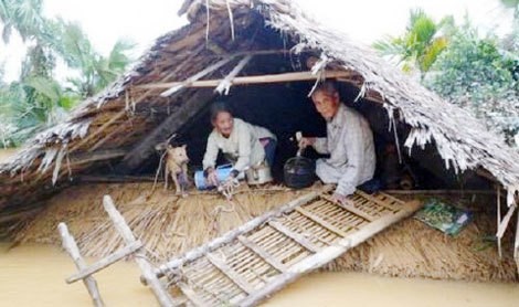 Trong các trận lũ lụt lớn ở miền Trung,  cái tra là cứu tinh của rất nhiều gia đình, giúp họ giữ được sinh mạng và của cải khi nước lên ngập nhà. Vậy cái "tra" là cái gì? Ảnh: CAND.