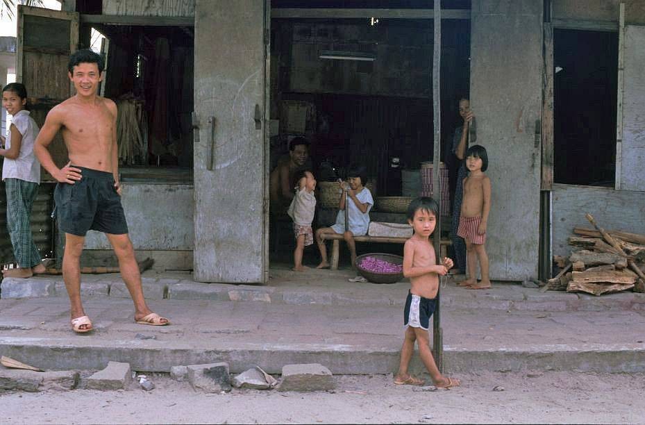 Bên ngoài một cơ sở sản xuất pháo gia đình tại  làng nghề pháo Nam Ô, Đà Nẵng, năm 1992. Theo sử sách, nghề sản xuất pháo ở Nam Ô đã có từ lâu đời, bắt đầu từ thời nhà Trạm Nam Ô. Ảnh: Hans-Peter Grumpe / Hpgrumpe.de.