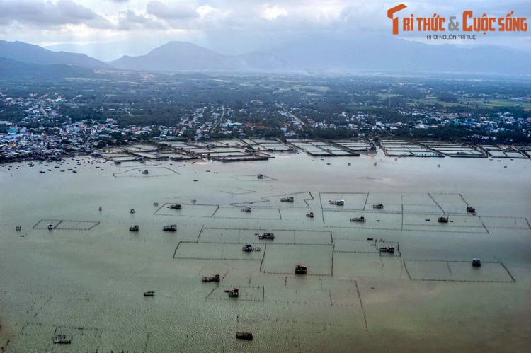 Nằm bên vịnh Cam Ranh, thành phố Cam Ranh (tỉnh Khánh Hòa) là một thành phố cảng có vị trí chiến lược quan trọng, đồng thời là một điểm du lịch biển hấp dẫn ở khu vực Nam Trung Bộ.  Tên gọi Cam Ranh có nguồn gốc lịch sử khá đặc biệt. Ảnh: Thành phố Cam Ranh nhìn từ máy bay.