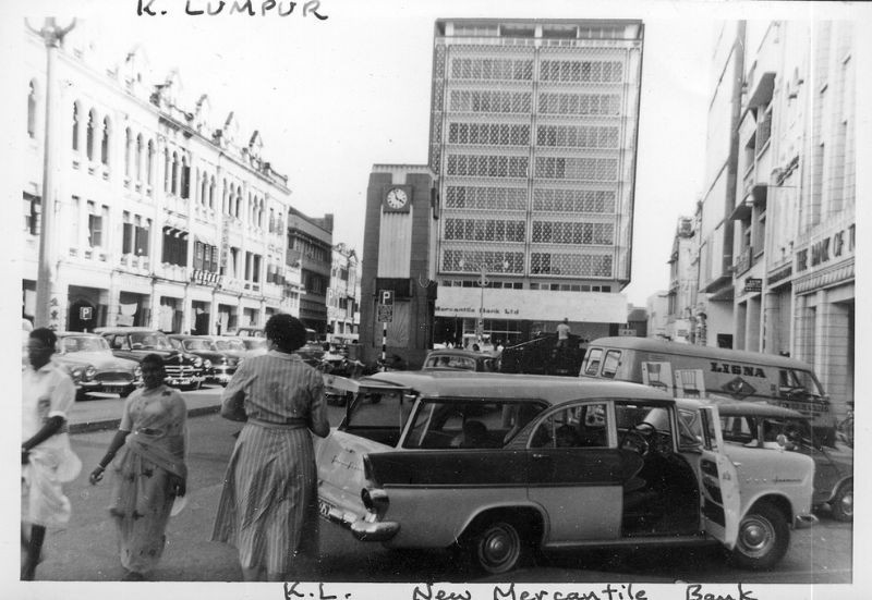 Khung cảnh nhộn nhịp ở phía trước ngân hàng New Mercantile, khu vực trung tâm thành phố Kuala Lumpur, Malaysia năm 1961-1962. Ảnh: John Laurie.