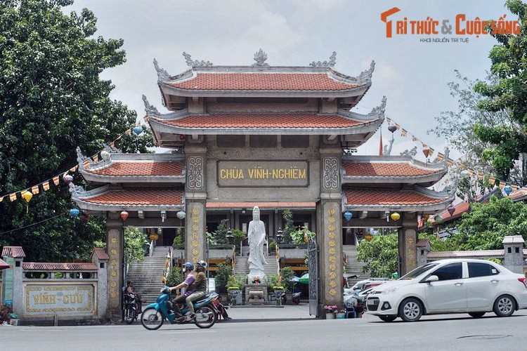 1. Tọa lạc tại số 339 Nam Kỳ Khởi Nghĩa,  chùa Vĩnh Nghiêm khánh thành năm 1971, là ngôi chùa nổi tiếng bậc nhất của TP HCM. Tên chùa được đặt theo tên ngôi chùa cổ Vĩnh Nghiêm ở tỉnh Bắc Giang, nơi từng là trung tâm truyền bá Phật giáo của Thiền phái Trúc Lâm thời Lý.