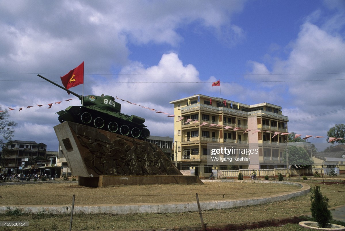 Tượng đài Chiến thắng Buôn Ma Thuột ở trung tâm thị xã Buôn Ma Thuột,  Đắk Lắk năm 1992. Ảnh: Wolfgang Kaehler/ Getty Images.