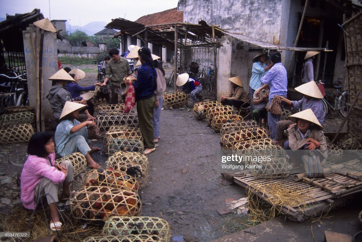 Các quầy bán gà tại một khu chợ ở tỉnh  Hòa Bình năm 1992. Ảnh: Wolfgang Kaehler/ Getty Images.