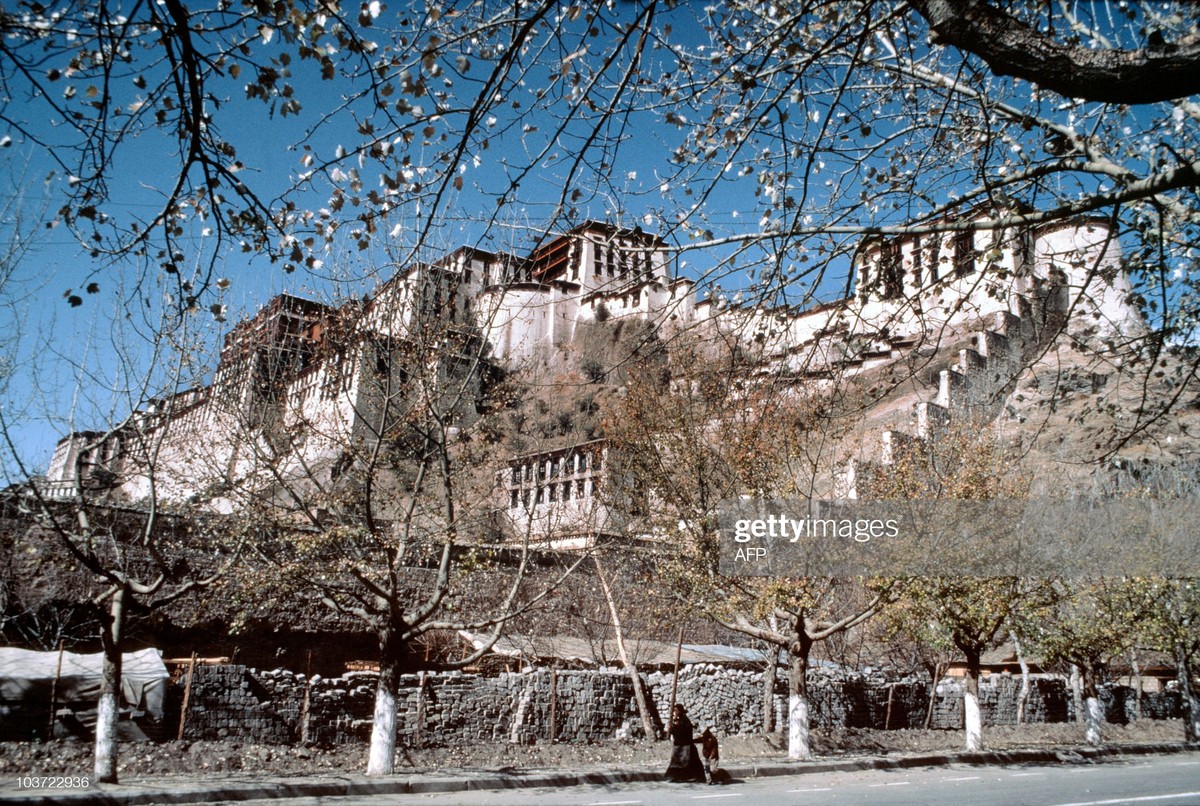 Cung điện Potala ở thành phố Lhasa,  Tây Tạng năm 1985. Ảnh: Gunvor Jacobsson/ Getty Images.