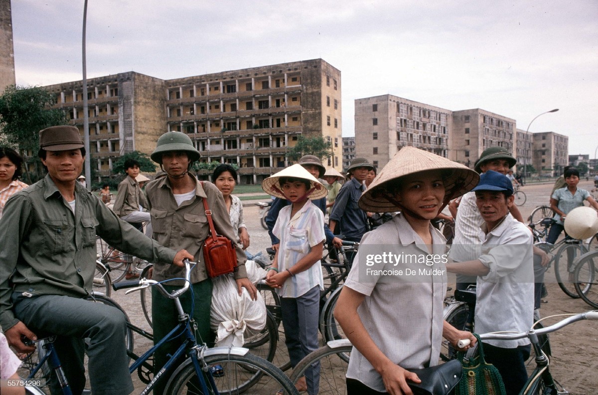 Người dân ở khu tập thể Quang Trung, thành phố  Vinh năm 1989. Khu nhà tập thể cao tầng này được xây dựng từ năm 1974 với sự giúp đỡ của CHDC Đức. Ảnh: Francoise De Mulder/ Getty Images.