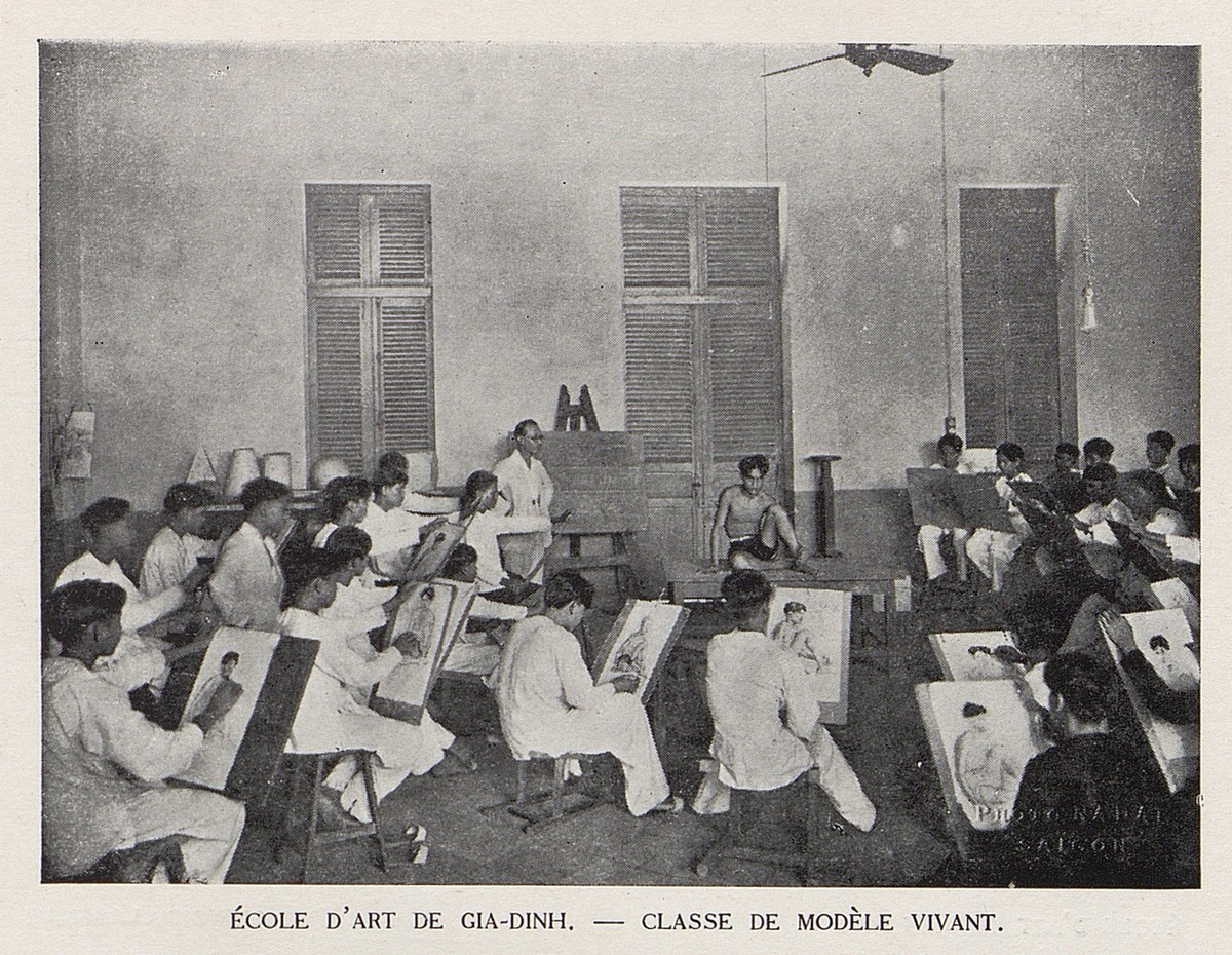 Giờ vẽ ký họa người mẫu tại trường Mỹ nghệ Gia Định, nay là Đại học Mỹ thuật TP. HCM. Hình ảnh được in trong ấn phẩm Các trường học ở Nam Kỳ (La Cochinchine Scolaire), xuất bản ở Hà Nội năm 1931.