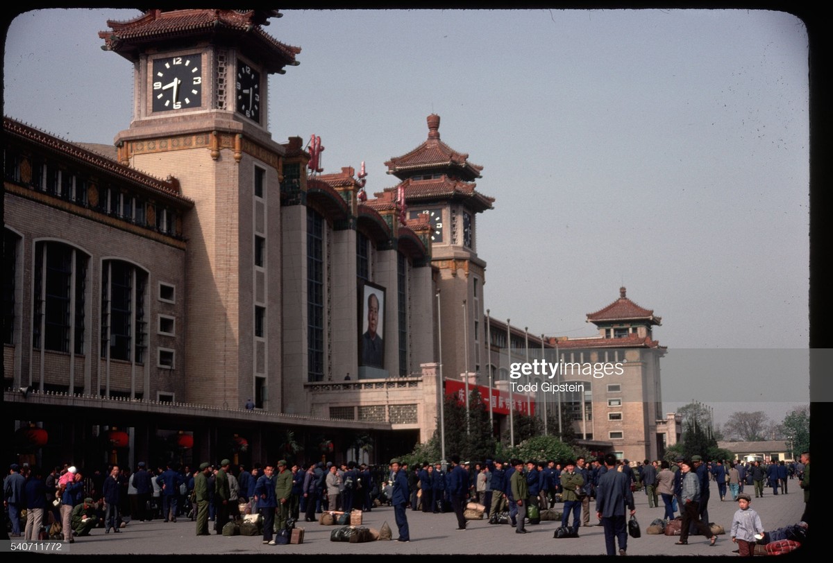 Khung cảnh tại ga tàu hỏa Bắc Kinh, Trung Quốc thập niên 1970. Ảnh: Todd Gipstein.