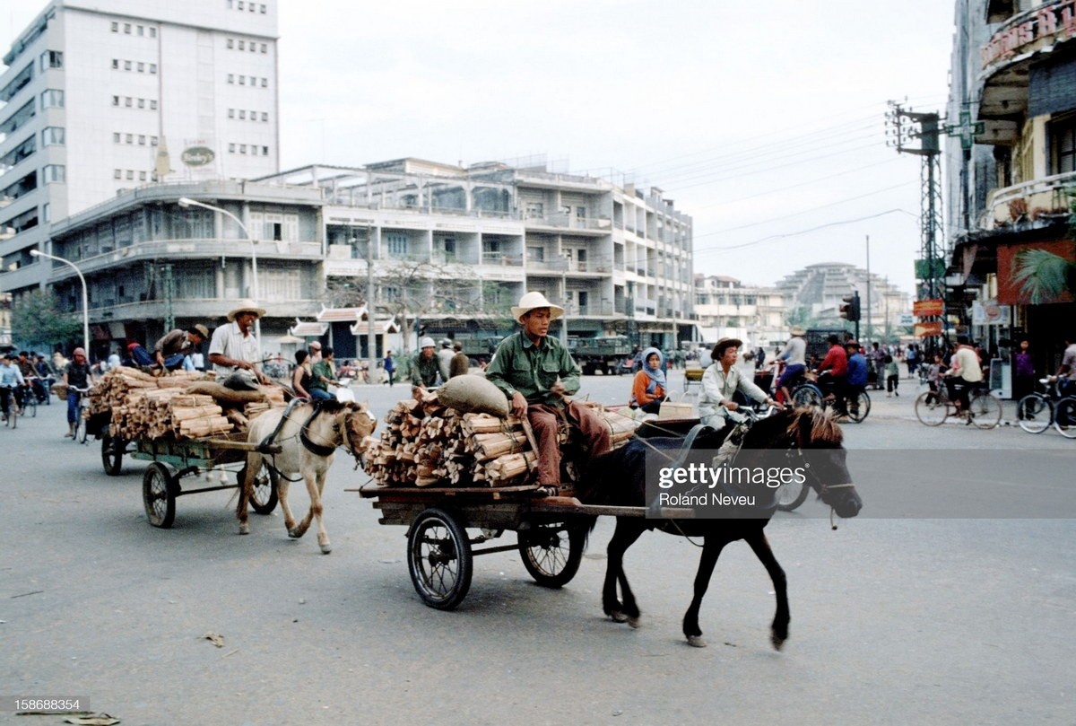 Xe ngựa kéo hoạt động trên đường phố, gần chợ Trung tâm ở Phnom Penh,  Campuchia năm 1981. Ảnh: Roland Neveu/ Getty Images.