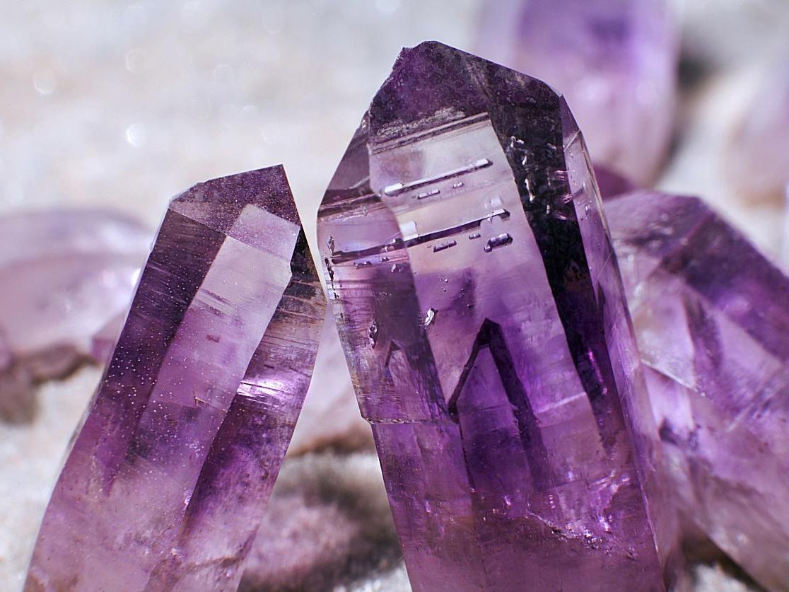 Thạch anh tím hay amethyst là dạng thạch anh (đioxit silic) có màu tím quyến rũ, tồn tại trong các mạch nhiệt dịch và hốc nham thạch. Thạch anh tím từng là loại đá quý rất có giá trị. Chúng đã trở nên "bình dân" sau khi những mỏ lớn được phát hiện ở châu Mỹ.