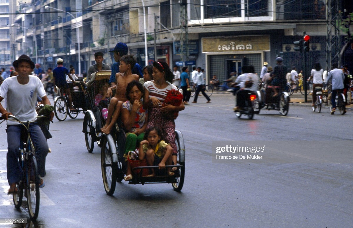 Đường phố ở trung tâm thủ đô  Phnom Penh, Campuchia năm 1989. Ảnh: Francoise de Mulder/ Getty Images.