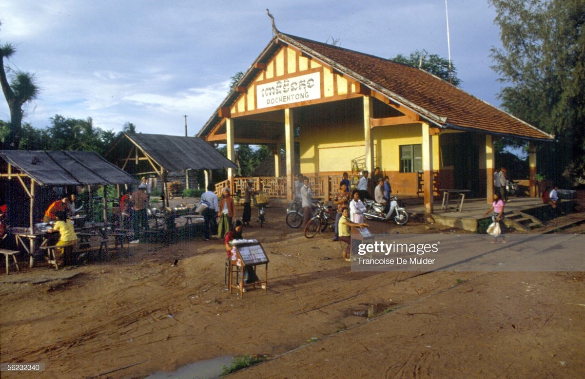 Ga Pochentong, nằm trên tuyến đường sắt Phnom Penh - Battambang,  Campuchia năm 1989. Ảnh: Francoise de Mulder/ Getty Images.