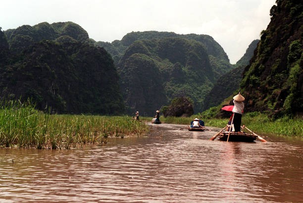 Cảnh sắc thiên nhiên ấn tượng tại danh thắng Tam Cốc, Ninh Bình,  Việt Nam thập niên 1990. Ảnh: Michael Crabtree/ Getty Images.