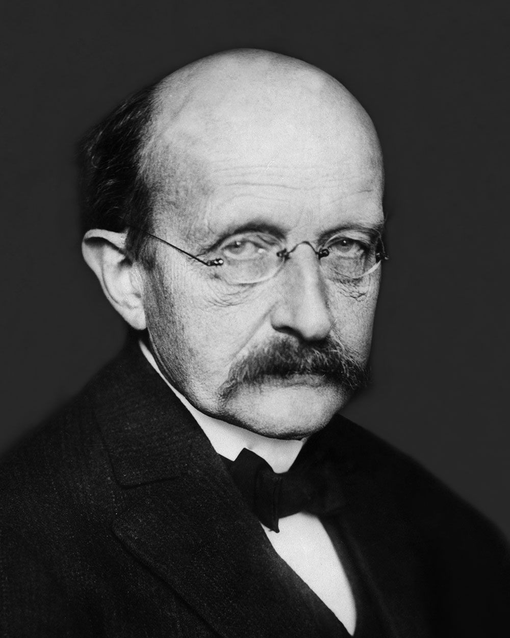 Vào ngày 14/12/1900, nhà vật lý học người Đức Max Planck (1858-1947) đã đặt nền móng cho  thuyết lượng tử khi công bố nghiên cứu của ông về ảnh hưởng của bức xạ đối với một "vật đen".