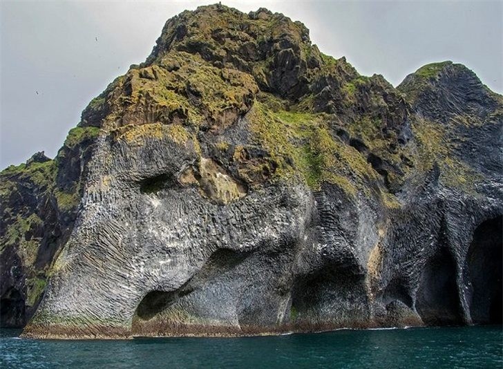  Tảng đá hình con voi tuyệt đẹp ở Iceland. Dù là nhìn từ góc nào, khách du lịch cũng có thể nhìn rõ ràng hình dạng của một chú voi khổng lồ, với tỷ lệ cơ thể hoàn hảo, đu vòi, tai, mắt, chân.