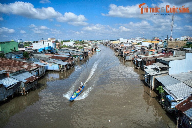 Những ngôi nhà bên kênh rạch và hoạt động giao thông đường thủy sôi động và một nét đặc trưng của thành phố  Cà Mau, thủ phủ tỉnh cực Nam của dải đất hình chữ S.