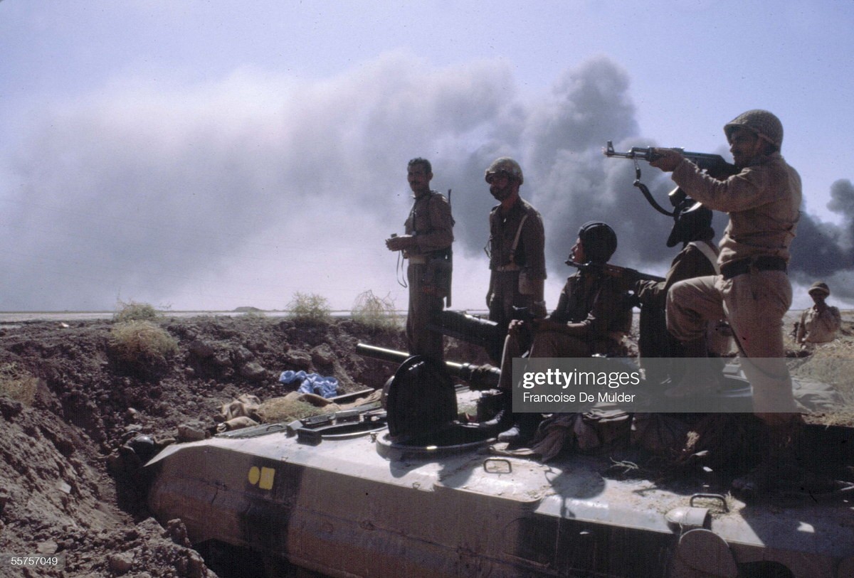 Binh sĩ Iraq tác chiến tại thành phố Khorramchahr (Iran) năm 1980, trong cuộc  chiến tranh Iran - Iraq. Quân đội Iraq chiếm Khorramchahr ngày 26/10/1980 và quân đội Iran tái chiếm thành phố này ngày 24/5/1982. Ảnh: Francoise De Mulder/Getty Images.