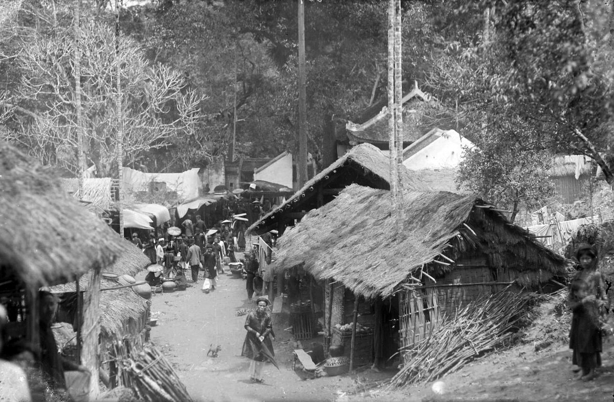 Lối vào  đền Phố Cát, Thanh Hóa thập niên 1920. Đền Phố Cát có từ nửa cuối thế kỷ 16, là nơi thờ Thánh mẫu Liễu Hạnh. Ngày nay đền thuộc địa phận xã Thành Vân, huyện Thạch Thành, tỉnh Thanh Hóa.