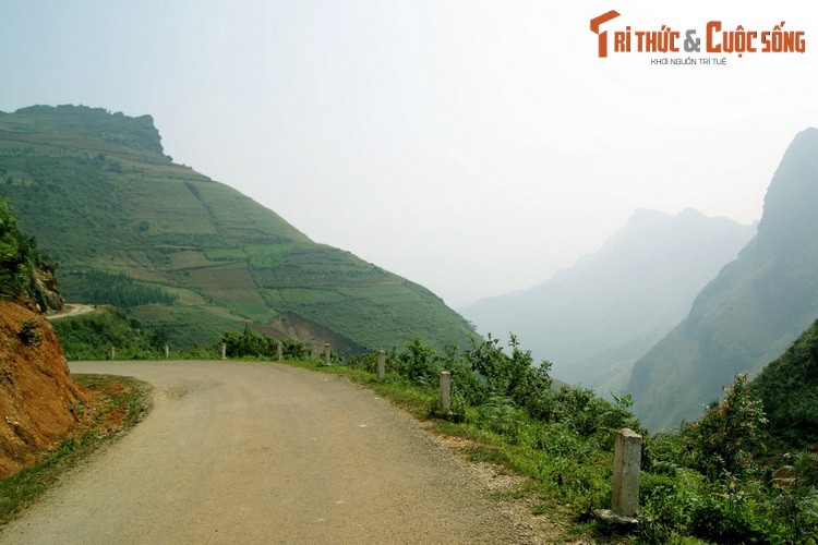 Trước thập niên 1960, từ thị xã Hà Giang lên đến huyện Mèo Vạc chưa có đường ô tô. Khi đó, chỉ có con đường mòn gập lởm chởm đá sỏi cho người đi bộ và ngựa thồ hàng xuyên qua một vùng núi non vô cùng hiểm trở.