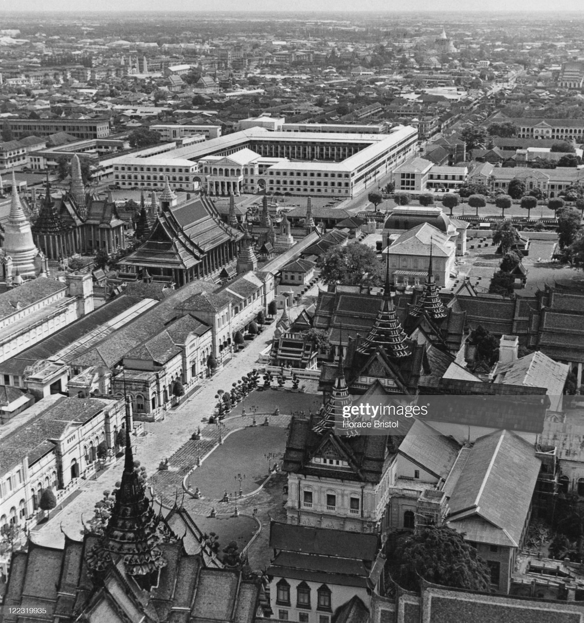 Một góc thành phố  Bangkok thập niên 1960 nhìn từ trên cao. Chùa Phật Ngọc - Wat Phra Kaew - nằm phía dưới, bên phải của con đường. Bộ Quốc phòng Thái Lan nằm phía trên, bên trái. Ảnh: Three Lions/ Hulton Archive/ Getty Images.