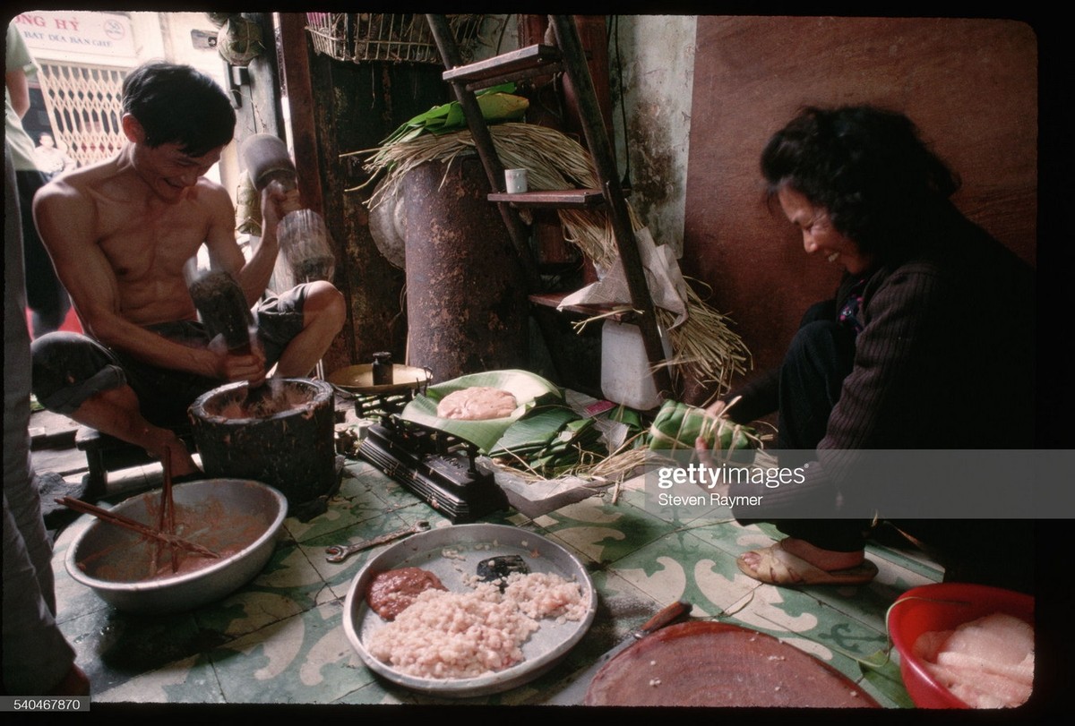 Một gia đình gói bánh chưng ở  Hà Nội dịp giáp Tết Nguyên Đán Giáp Tuất, 1994. Ảnh: Steve Raymer/ Getty Images.