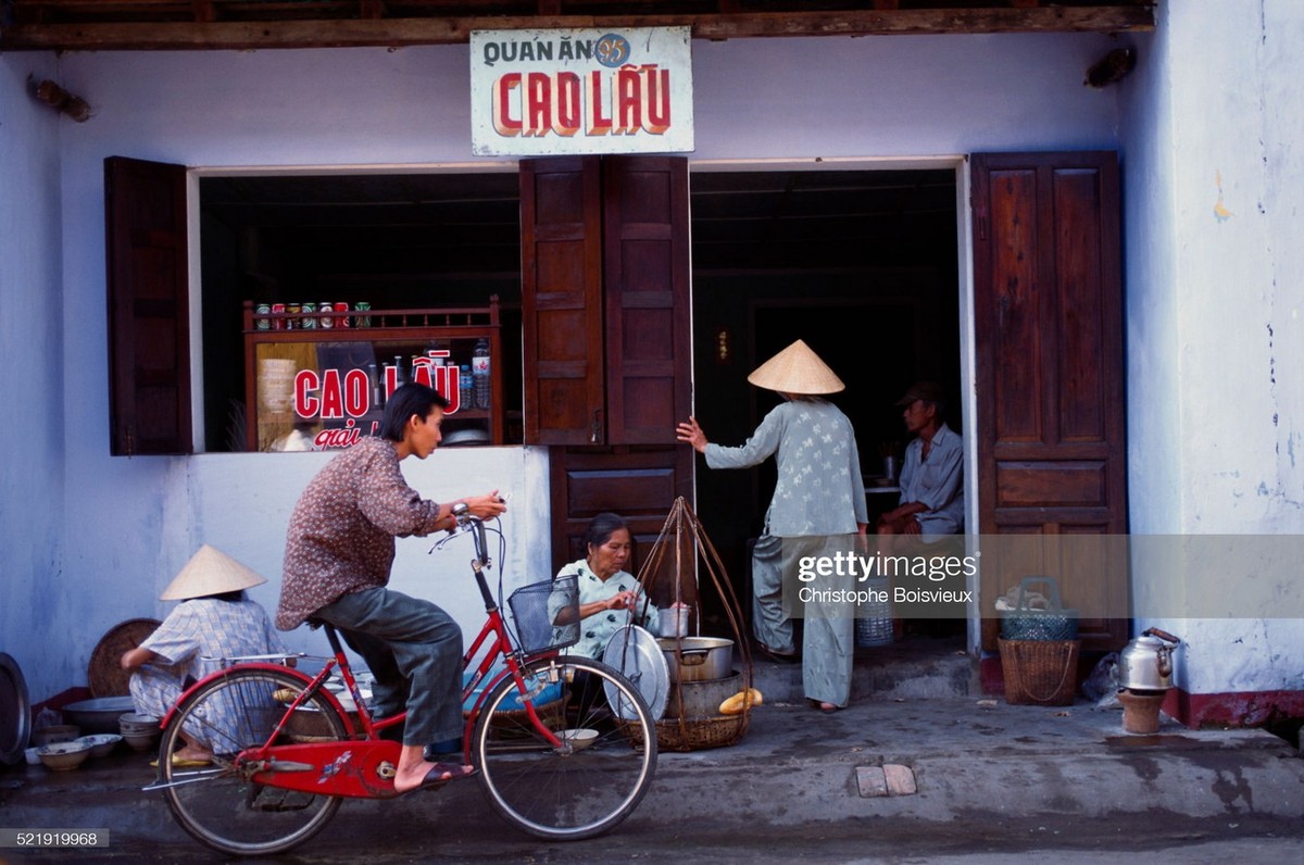 Bên ngoài một quán cao lầu ở  phố cổ Hội An. Ảnh: Christophe Boisvieux/ Getty Images.