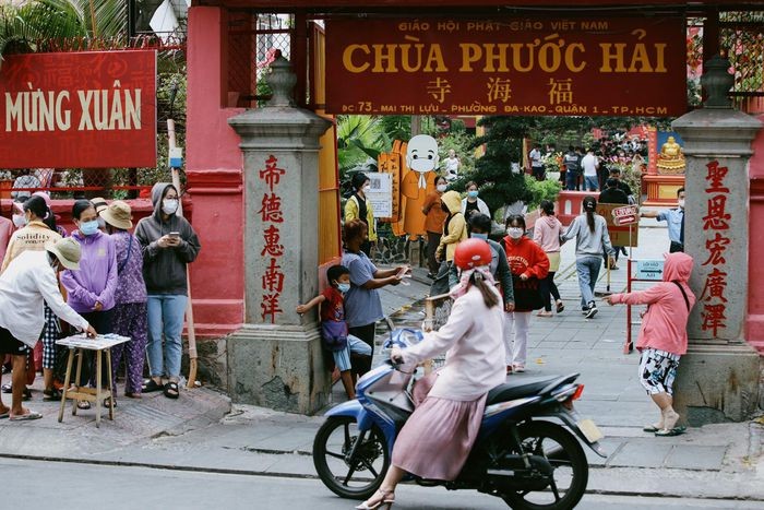  Chùa Ngọc Hoàng (đường Mai Thị Lựu, quận 1) có tên gọi khác là Phước Hải Tự, nổi tiếng là ngôi chùa cầu duyên, cầu con linh thiêng ở TP.HCM. Đầu năm là thời điểm đông người dân đến đây lễ bái, thắp hương, cầu bình an, xin lộc cho gia đình, người thân.