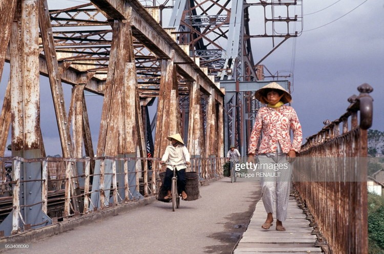 Trên cầu Long Biên ở  Hà Nội năm 1990. Ảnh: Philippe Renault/ Getty Images.