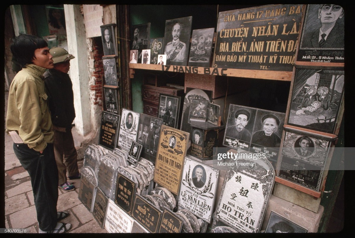 Cửa hàng bia mộ ở số 17 phố Hàng Bạc, Hà Nội,  Việt Nam năm 1994. Ảnh: Michael Freeman/ Corbis/ Getty Images.