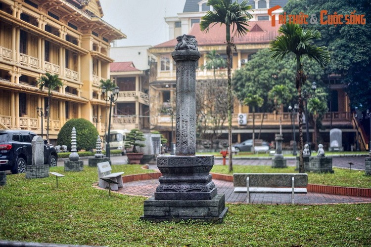 Vào năm 1959, trên một gò đất nhỏ thuộc khuôn viên chùa Tứ Kỳ (nay thuộc quận Hoàng Mai, Hà Nội), người ta đã tìm thấy một cây hương đá có kích thước to lớn, chạm khắc rất tinh xảo.