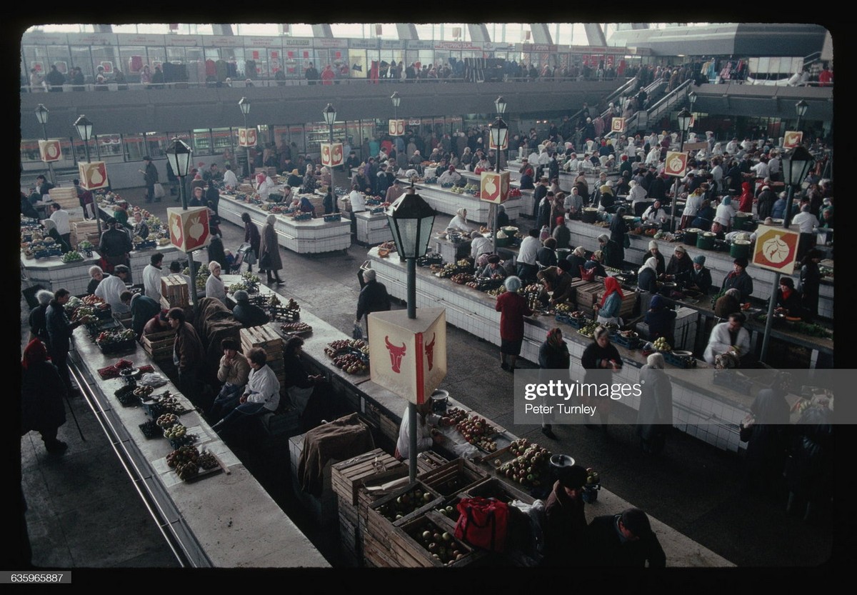 Khung cảnh trong khu chợ trung tâm thành phố Kiev, thủ đô  Ukraine năm 1991. Ảnh: Peter Turnley/ Corbis/ VCG via Getty Images.