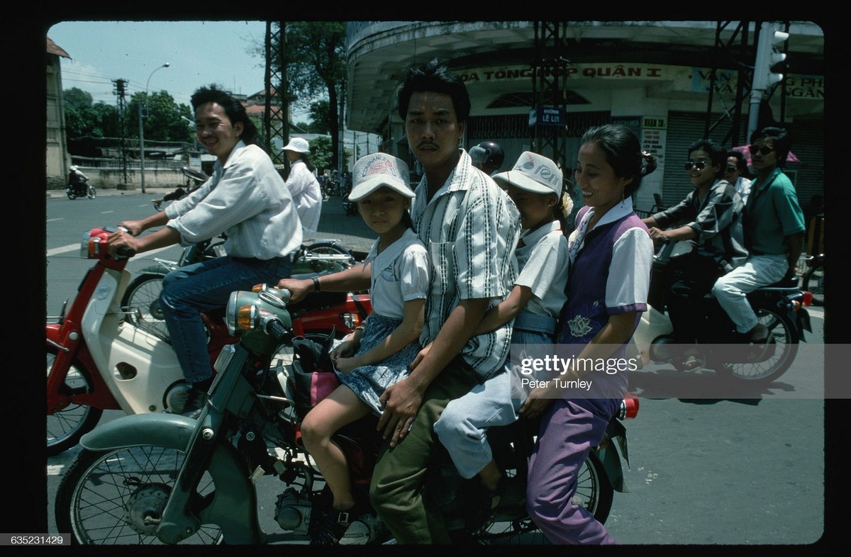 Gia đình bốn người trên một chiếc xe Honda Cub,  TP. HCM năm 1994. Ảnh: Peter Turnley/Getty Images.