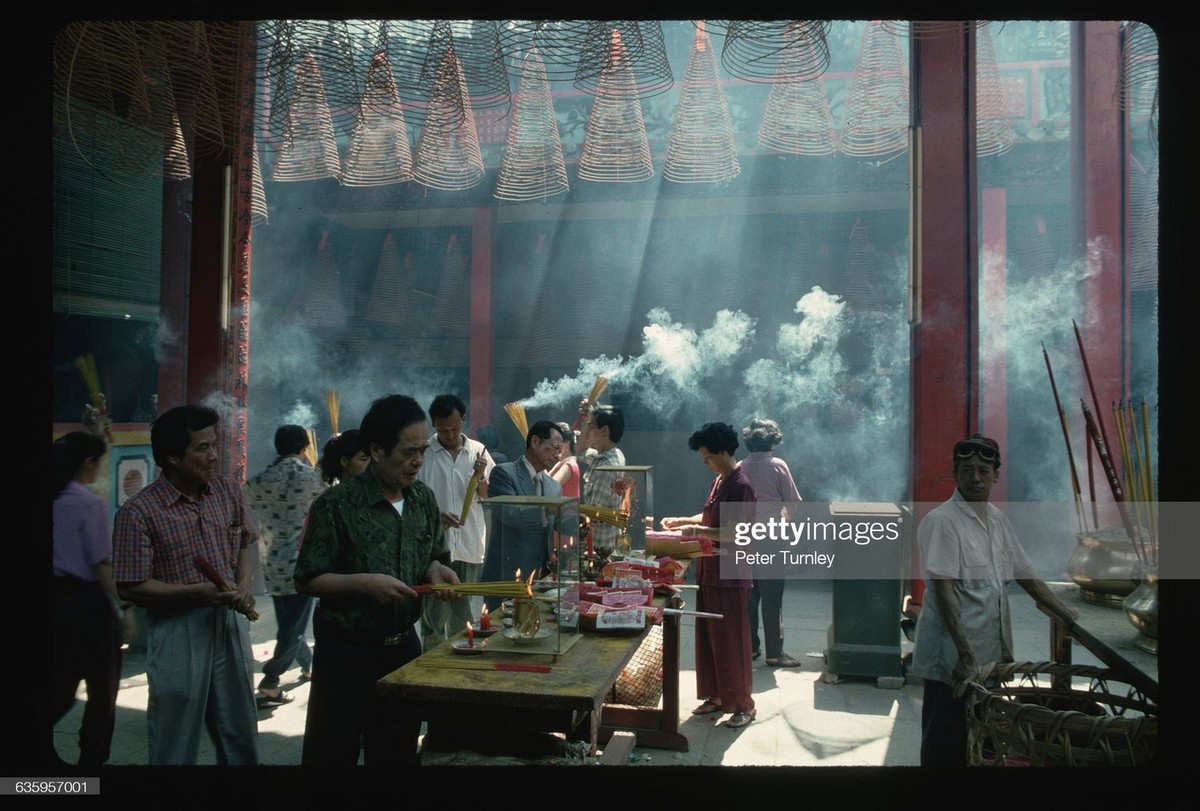 Người dân hành lễ trong chùa Bà Thiên Hậu,  TP. HCM năm 1994. Ảnh: Peter Turnley/Getty Images.